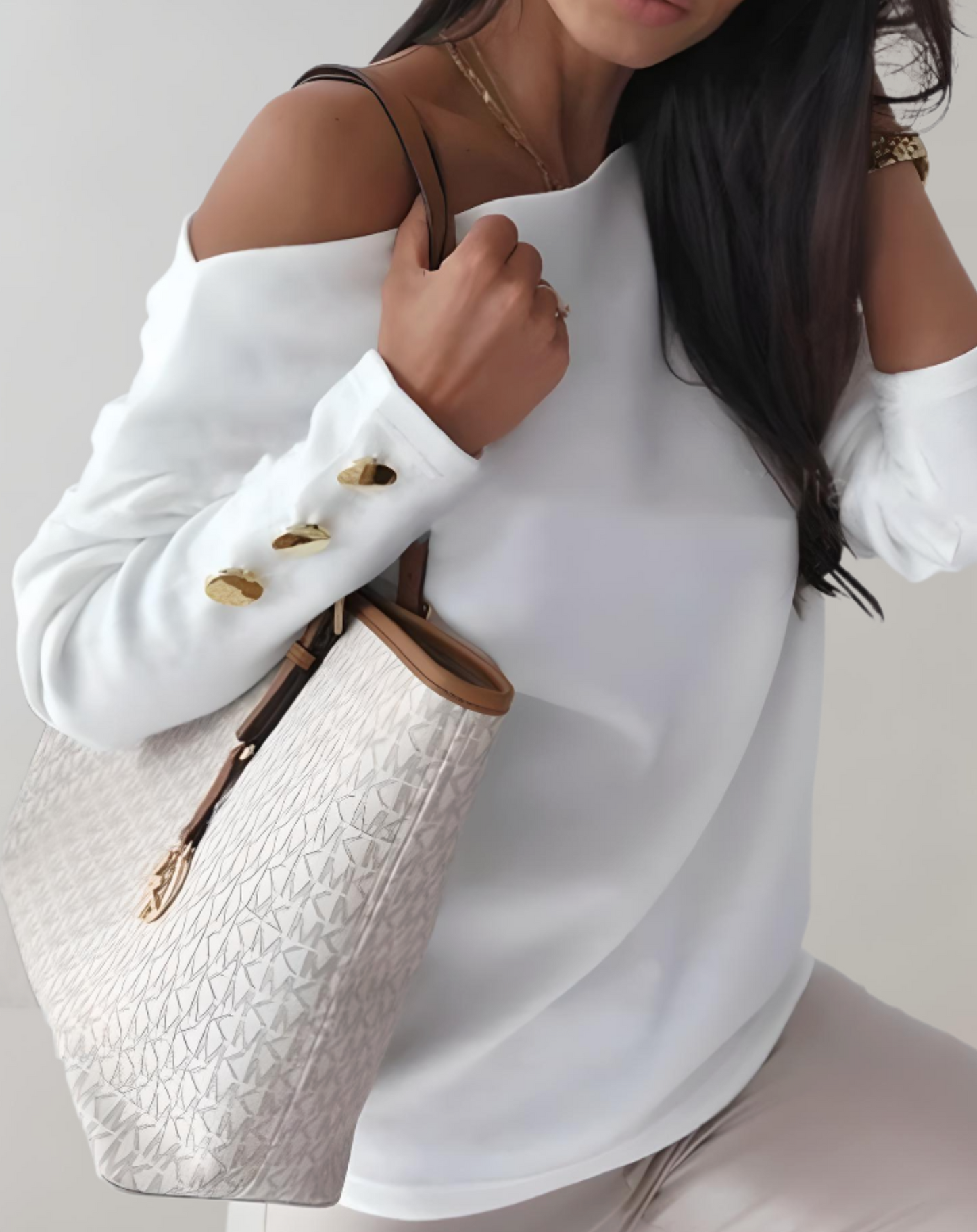 Nyssa | Eenvoudige trui met een v-hals en knopen op de mouw