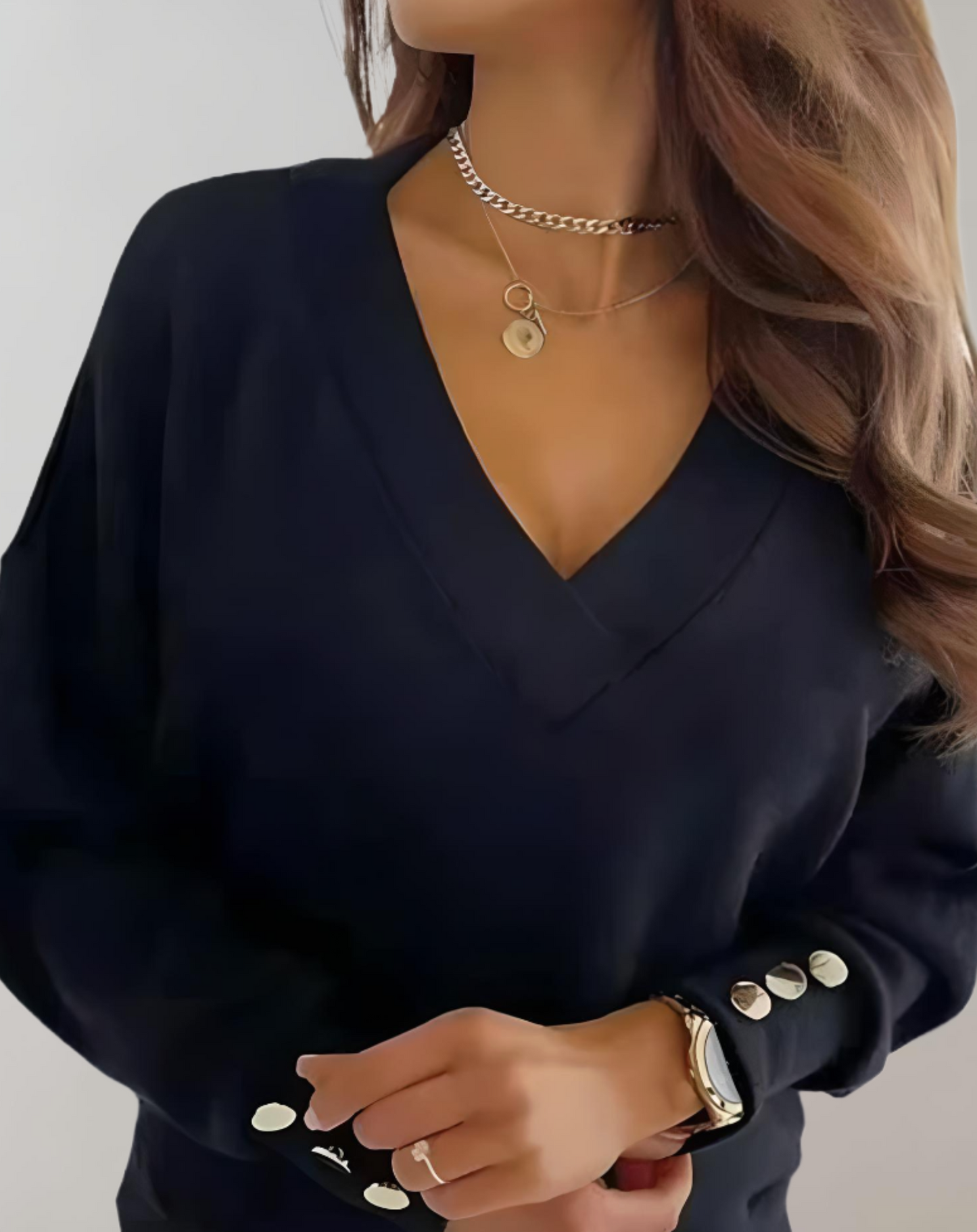 Nyssa | Eenvoudige trui met een v-hals en knopen op de mouw