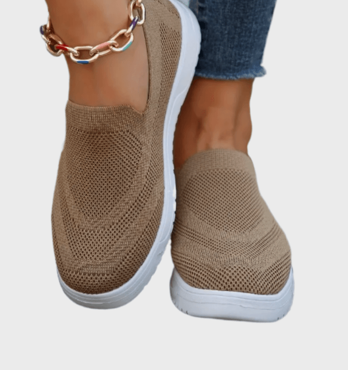 Nadine - Bruine instapsneakers met textielontwerp