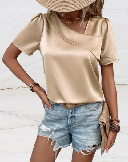 Rebecca | Losse top met halve mouwen en ruches op één schouder