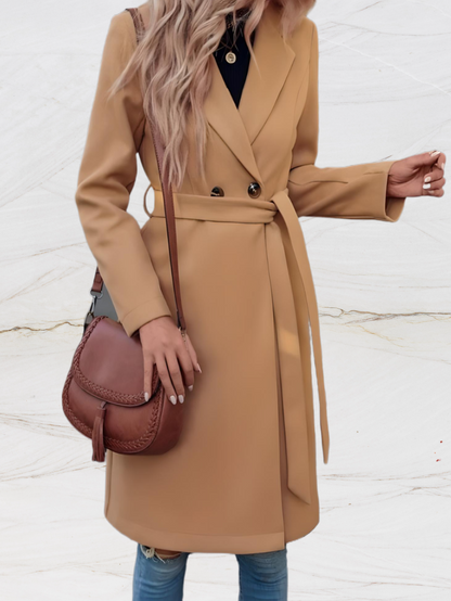 Riri | Strak en chique lang jasje met grote kragen knopen en gewaadachtig stropdasontwerp