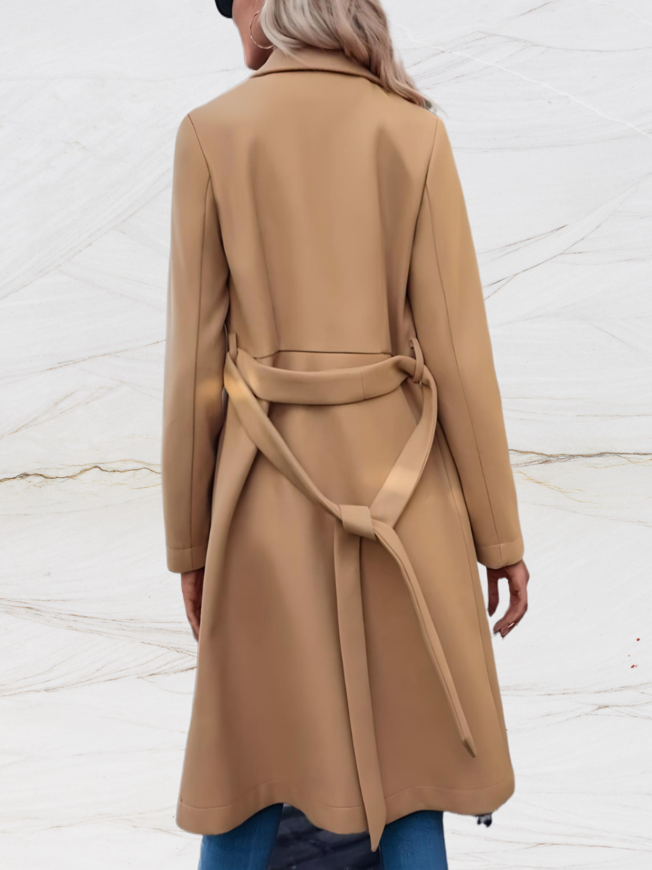 Riri | Strak en chique lang jasje met grote kragen knopen en gewaadachtig stropdasontwerp