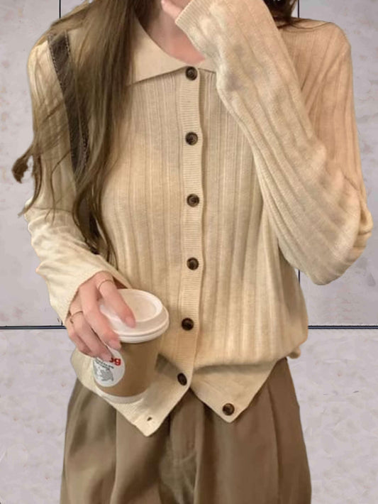 Rita | Eenvoudige slim-fit trui met polokraag en knoopsluiting