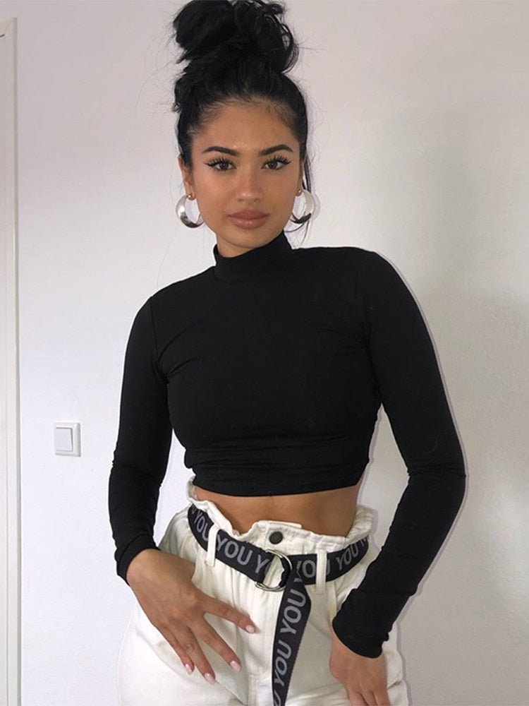 Korte zwarte top met lange mouwen