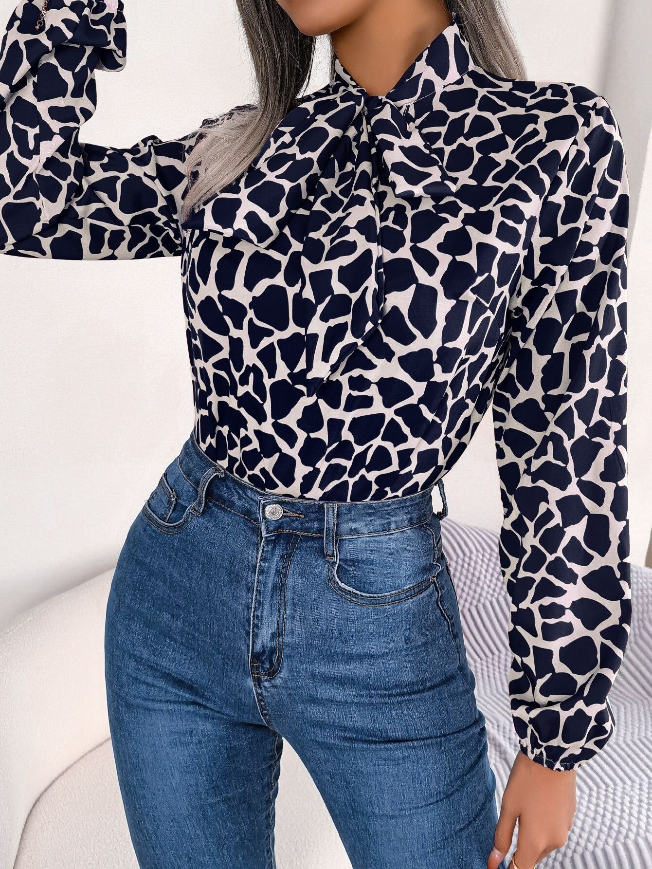 Donkerblauw/wit blouse met strik