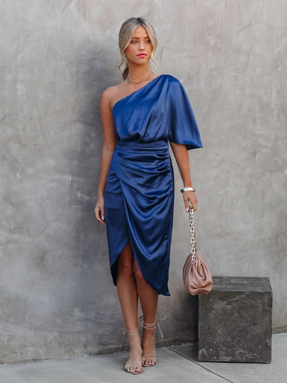 One shoulder satijnen jurk