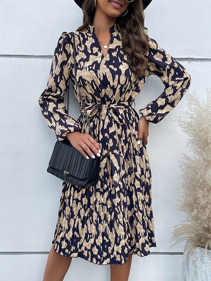Donkerblauwe midi jurk met beige print