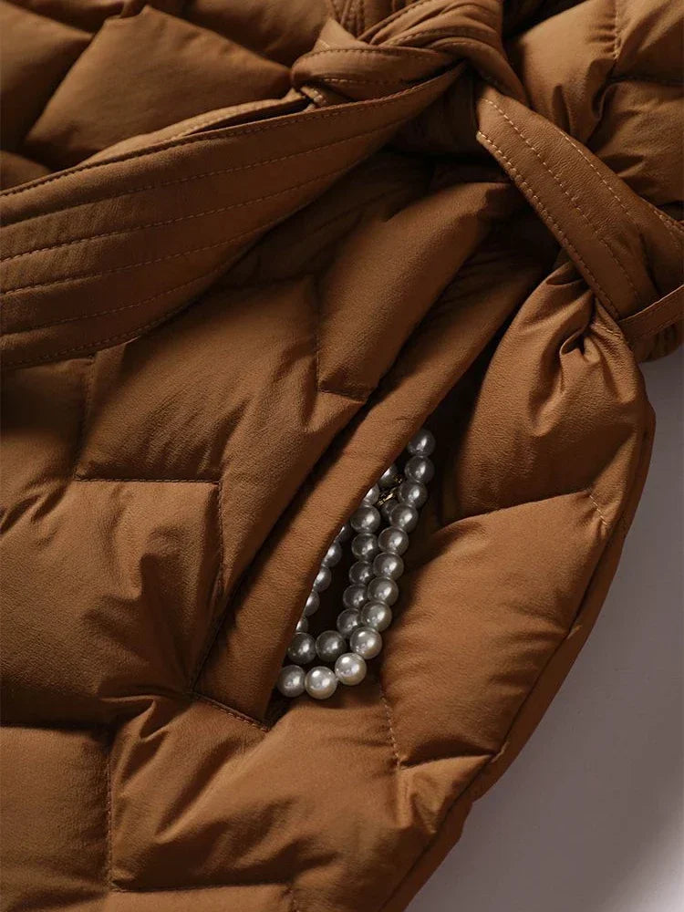 Daphne - Elegante donsjas met riem