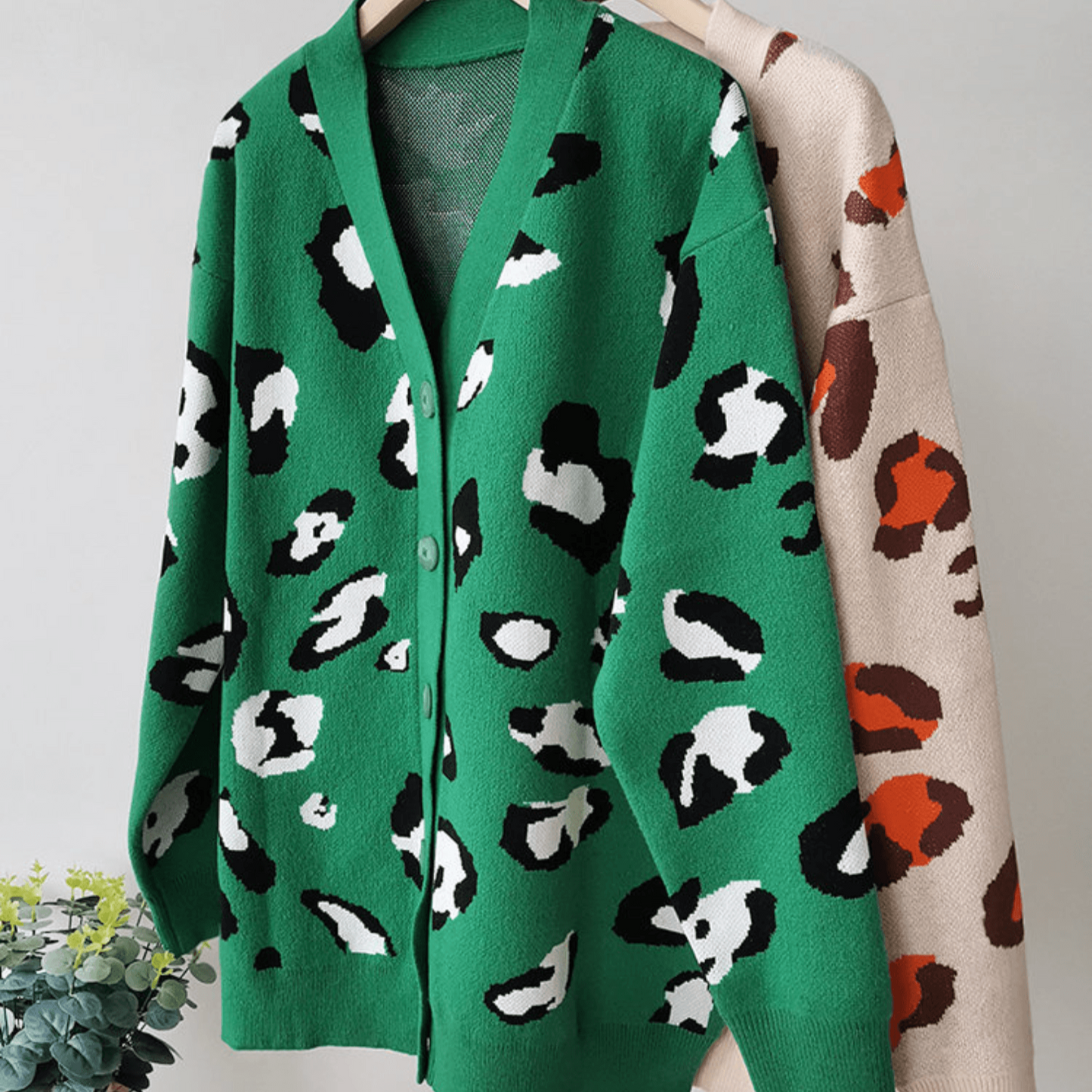 Annele Dekker Cardigan | Trendy gekleurd warm vest met knopen voor dames