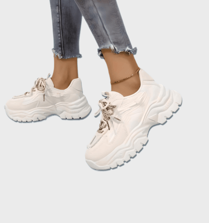 Trixie - Witte grote hardloopsneakers met uitgesneden design en bruin kant