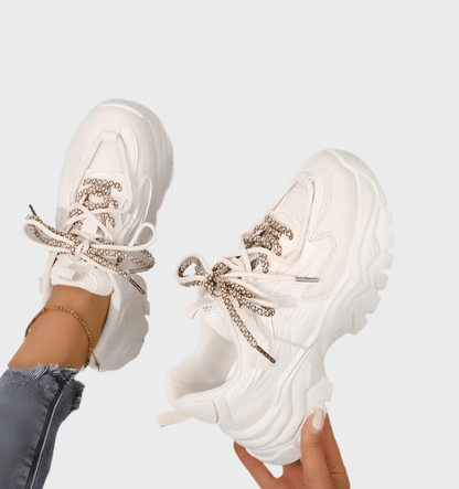 Trixie - Witte grote hardloopsneakers met uitgesneden design en bruin kant