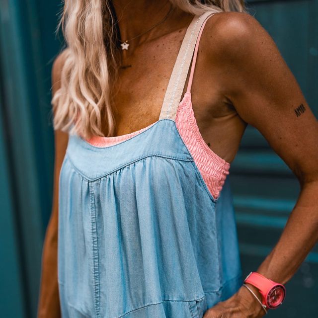 Olivia | Vloeiende chambray maxi-jurk met U-halslijn