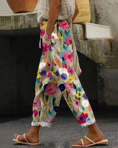 Caitlin - Een vrolijke joggingbroek met een bloemenprint en zakken.