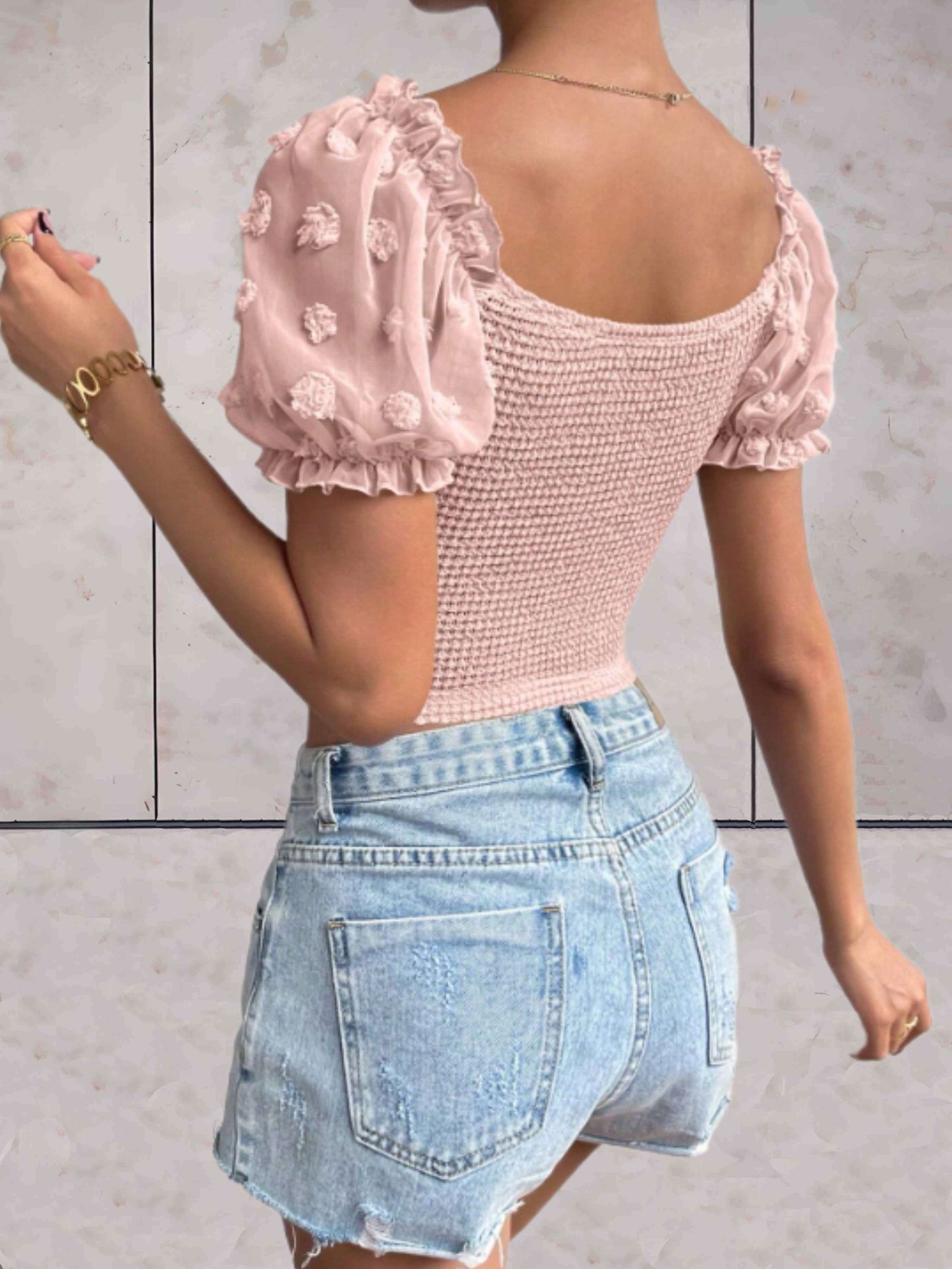 Chelsea - Bodycon cropped top met lage v-uitsnijding en gezwollen korte mouwen