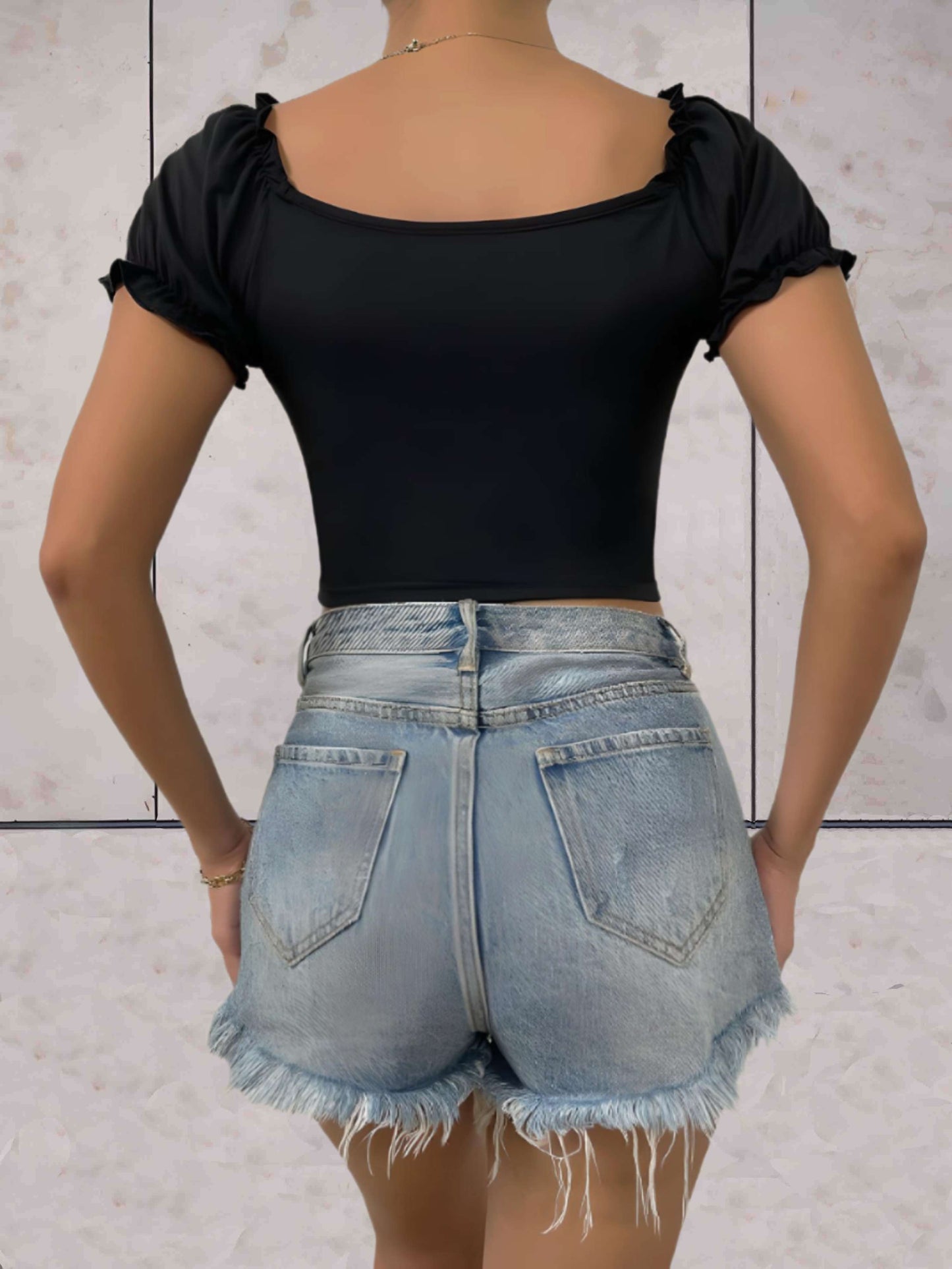 Chelsea - Bodycon cropped top met lage v-uitsnijding en gezwollen korte mouwen