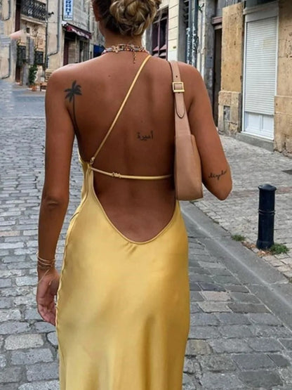 Adelaide - Slanke satijnen zomerjurk met diagonale kraag