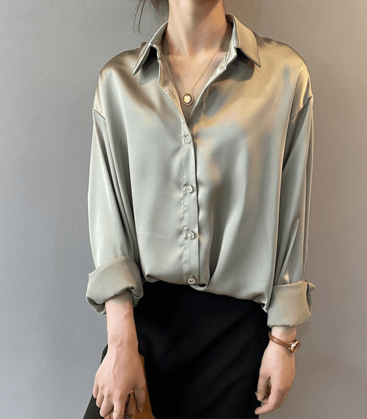 Olivia Blouse | Elegante satijnen blouse met lange mouwen en kraag voor dames