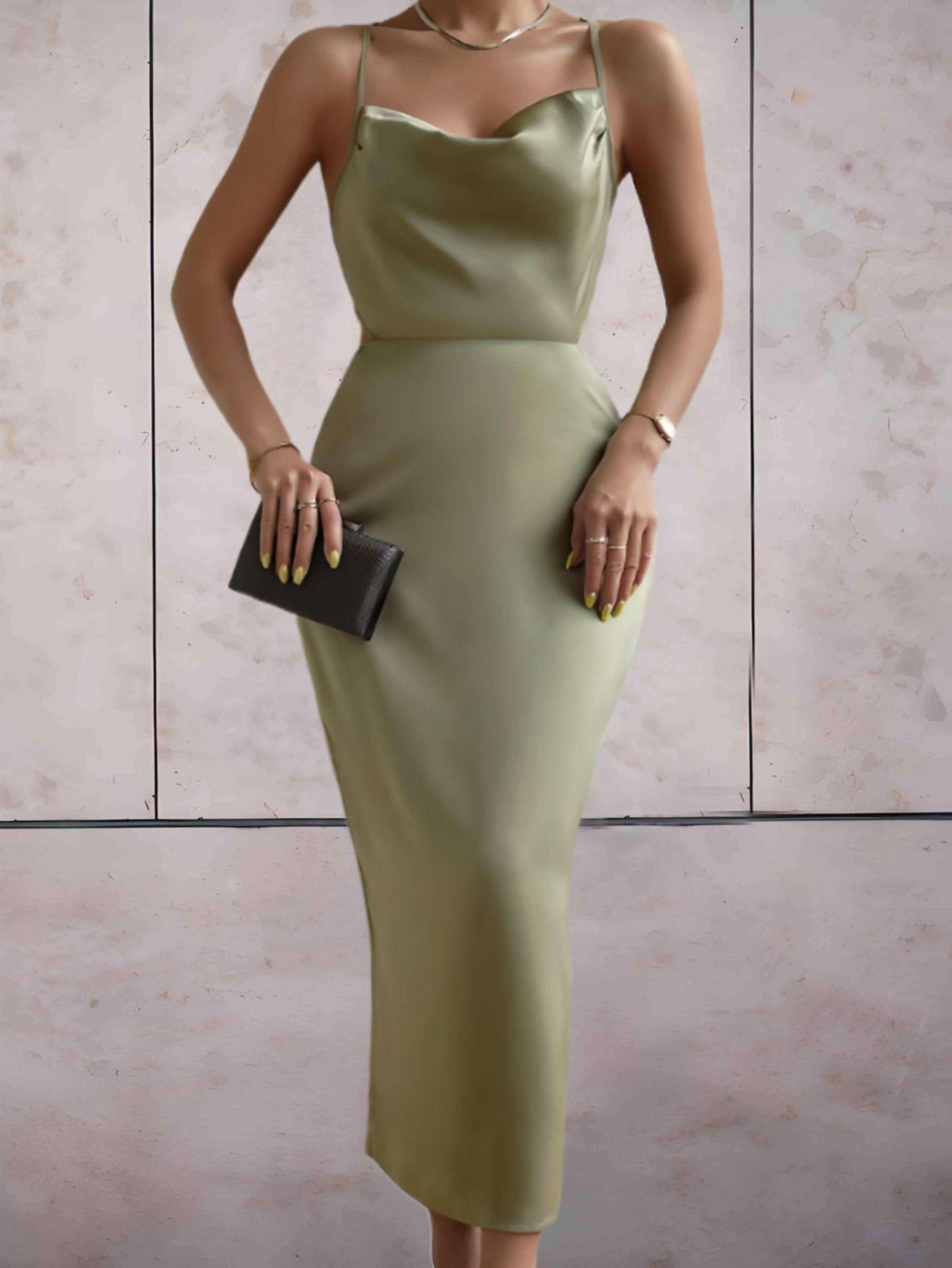 Georgina - Formele satijnen jurk open rug in groen