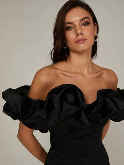 Off-the-shoulder satijnen jurk met ruches - Kennedy