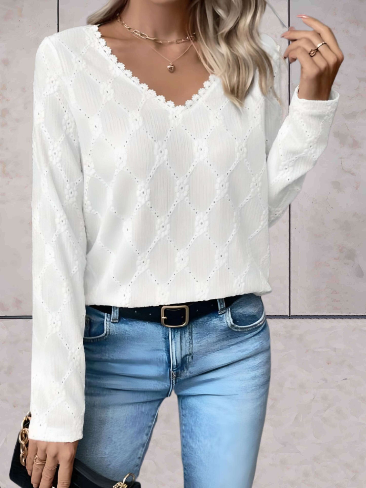 Katrina - Witte top lage v-uitsnijding met diamant en gebloemd kantdesign