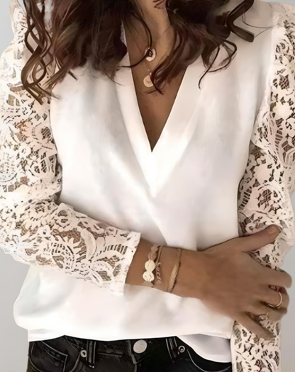 Loraine | Top met lage v uitsnijding en lange mouwen met kanten motief