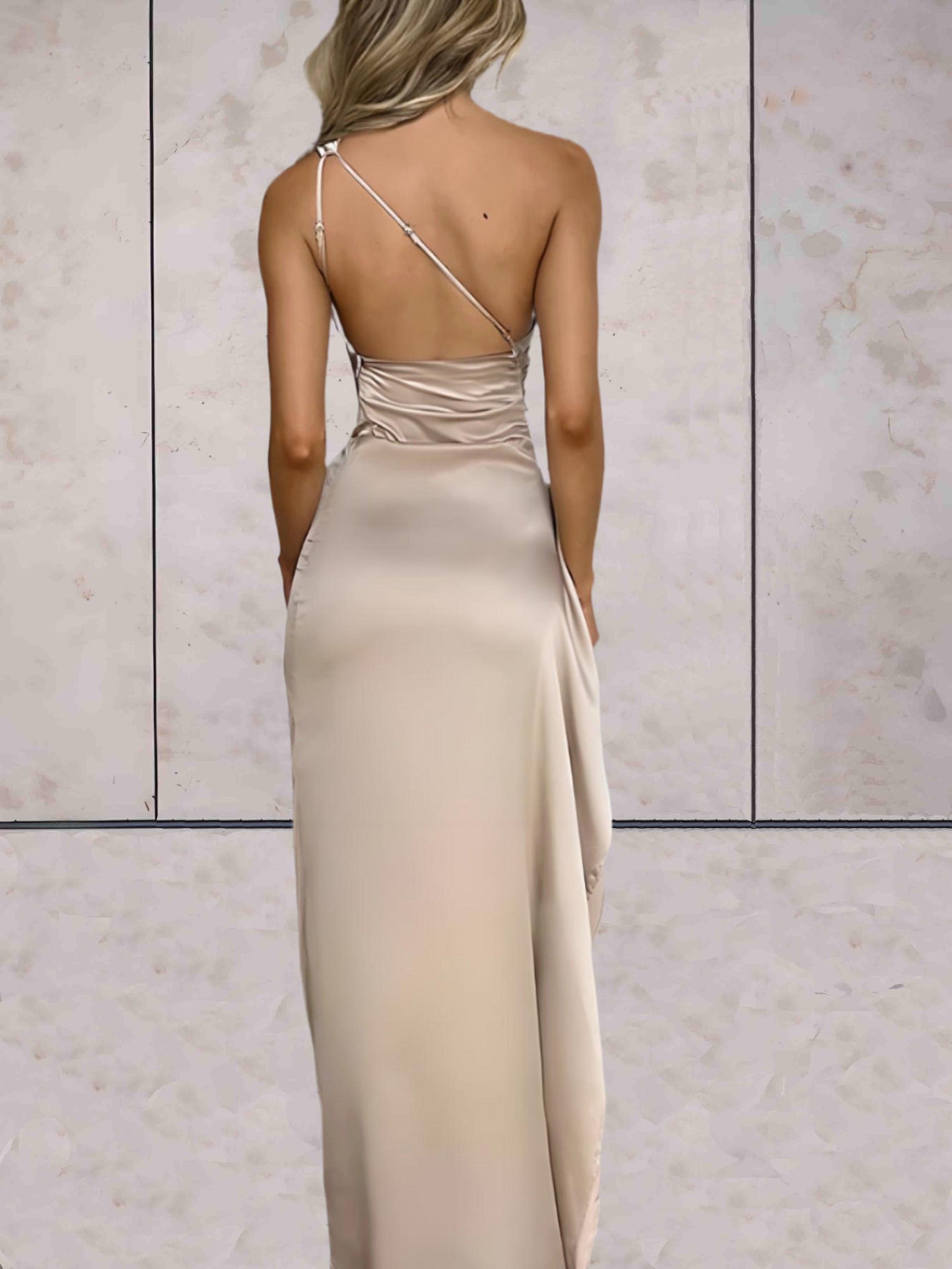 Lune - Bodycon off shoulder glimmende satijnen jurk met open rug hoge zijsplit