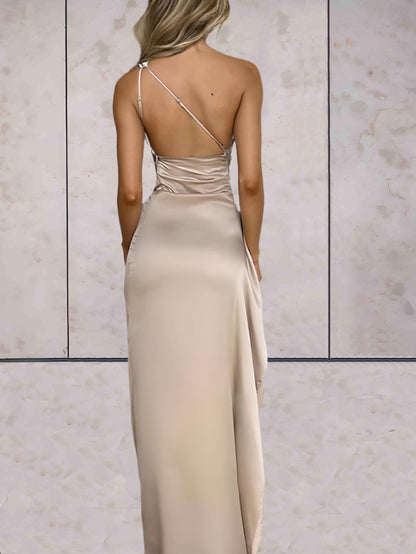 Lune - Bodycon off shoulder glimmende satijnen jurk met open rug hoge zijsplit