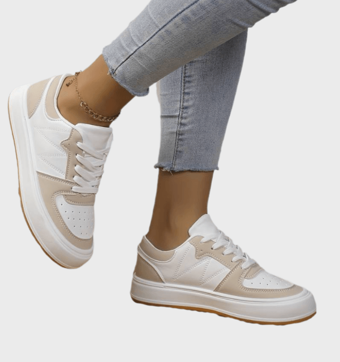Jerlyn- Witte en beige sneakers met veters en gestippelde bovenkant
