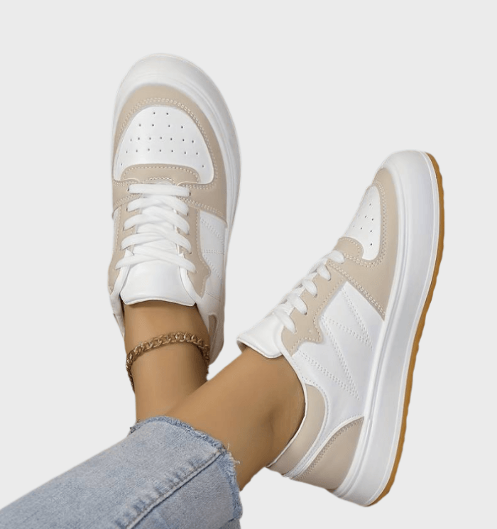 Jerlyn- Witte en beige sneakers met veters en gestippelde bovenkant