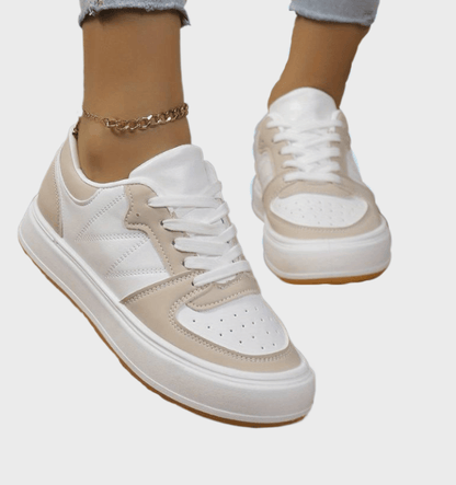 Jerlyn- Witte en beige sneakers met veters en gestippelde bovenkant