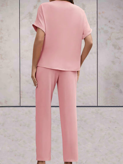 Carlotta - Effen en simpele 2-delige set met lage v-uitsnijding en korte mouwen, strikceintuur en comfortabele broek