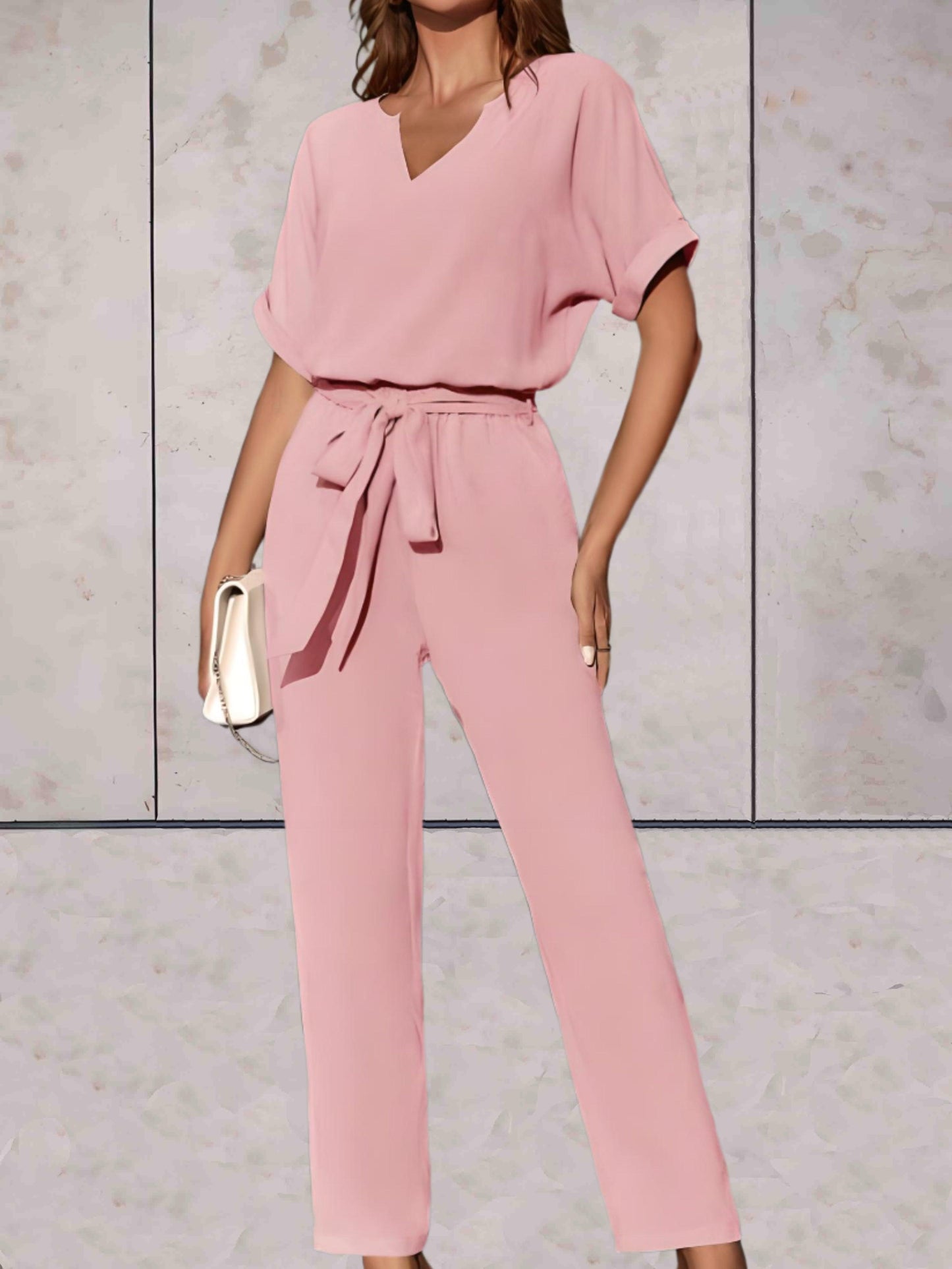 Carlotta - Effen en simpele 2-delige set met lage v-uitsnijding en korte mouwen, strikceintuur en comfortabele broek