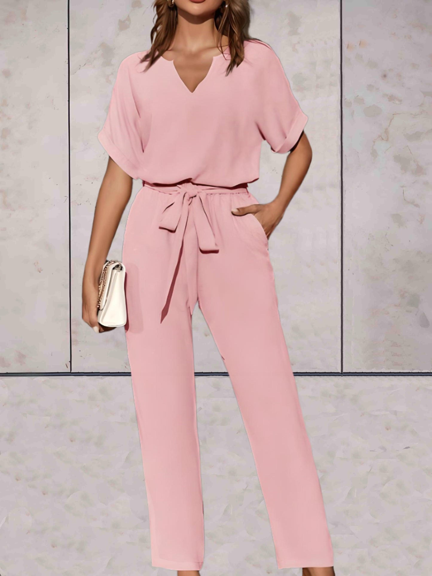 Carlotta - Effen en simpele 2-delige set met lage v-uitsnijding en korte mouwen, strikceintuur en comfortabele broek