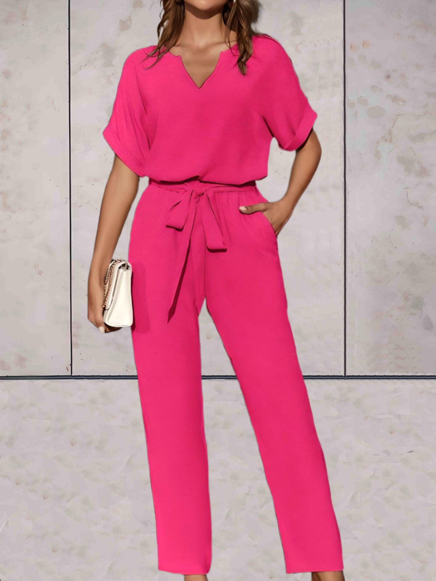 Carlotta - Effen en simpele 2-delige set met lage v-uitsnijding en korte mouwen, strikceintuur en comfortabele broek