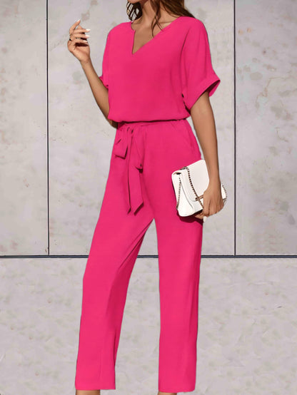 Carlotta - Effen en simpele 2-delige set met lage v-uitsnijding en korte mouwen, strikceintuur en comfortabele broek