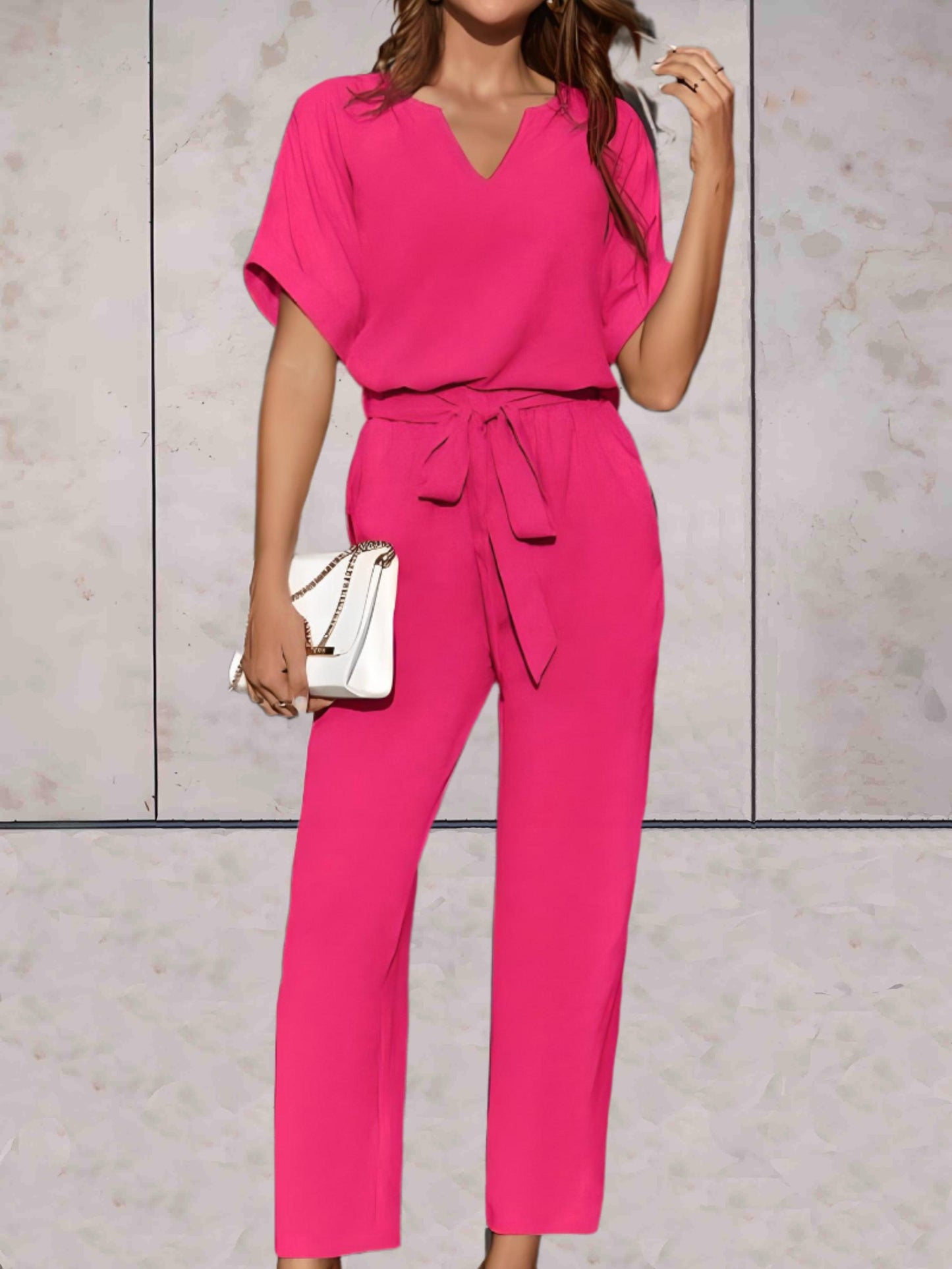 Carlotta - Effen en simpele 2-delige set met lage v-uitsnijding en korte mouwen, strikceintuur en comfortabele broek