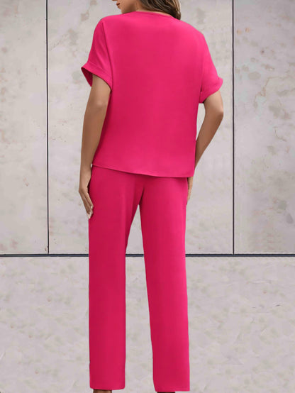 Carlotta - Effen en simpele 2-delige set met lage v-uitsnijding en korte mouwen, strikceintuur en comfortabele broek