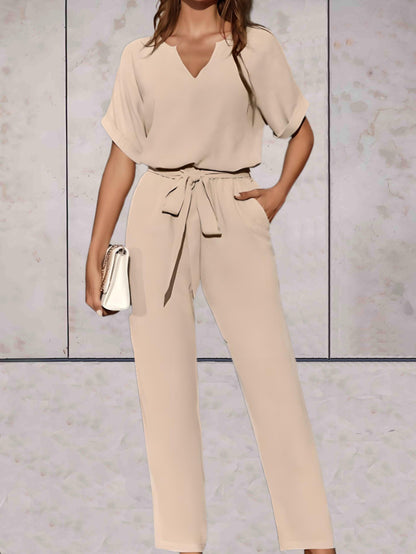 Carlotta - Effen en simpele 2-delige set met lage v-uitsnijding en korte mouwen, strikceintuur en comfortabele broek