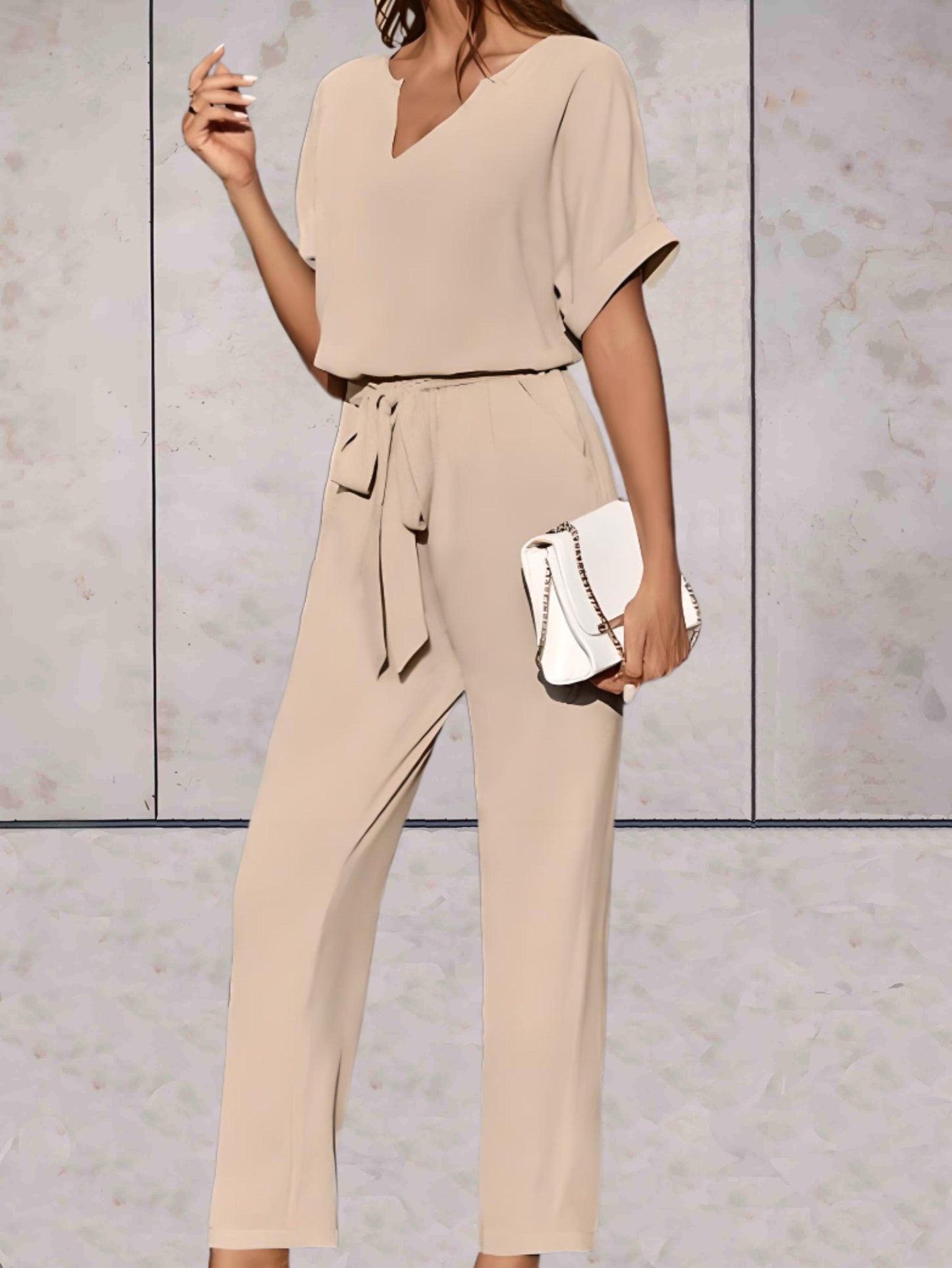 Carlotta - Effen en simpele 2-delige set met lage v-uitsnijding en korte mouwen, strikceintuur en comfortabele broek