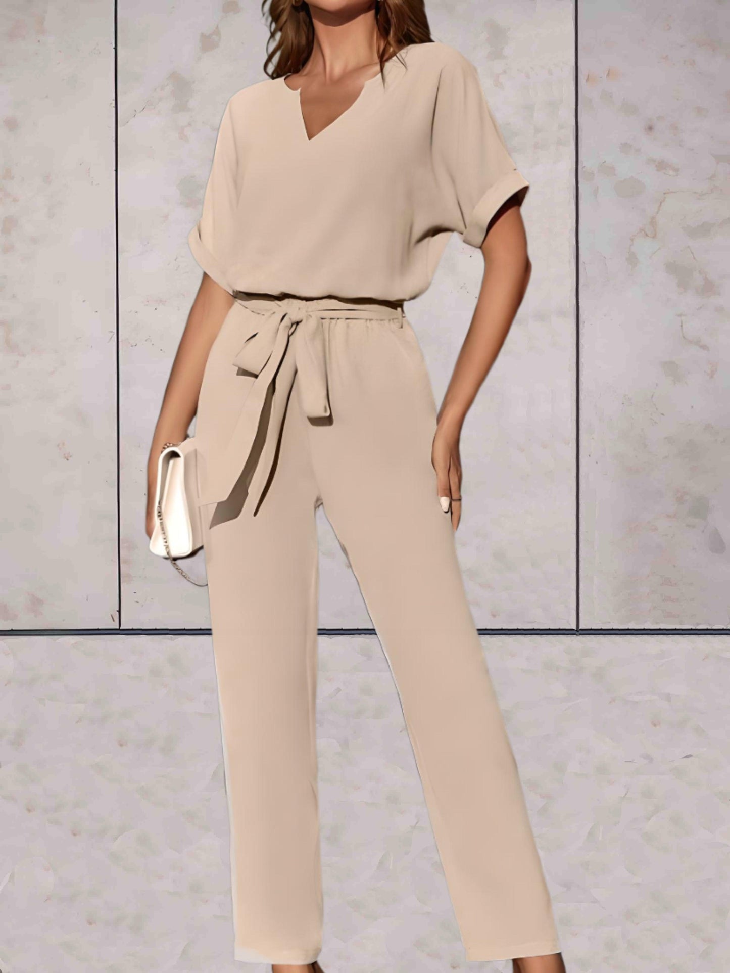 Carlotta - Effen en simpele 2-delige set met lage v-uitsnijding en korte mouwen, strikceintuur en comfortabele broek