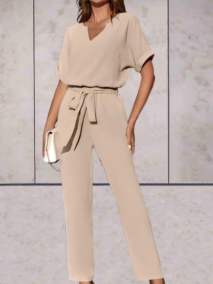 Carlotta - Effen en simpele 2-delige set met lage v-uitsnijding en korte mouwen, strikceintuur en comfortabele broek