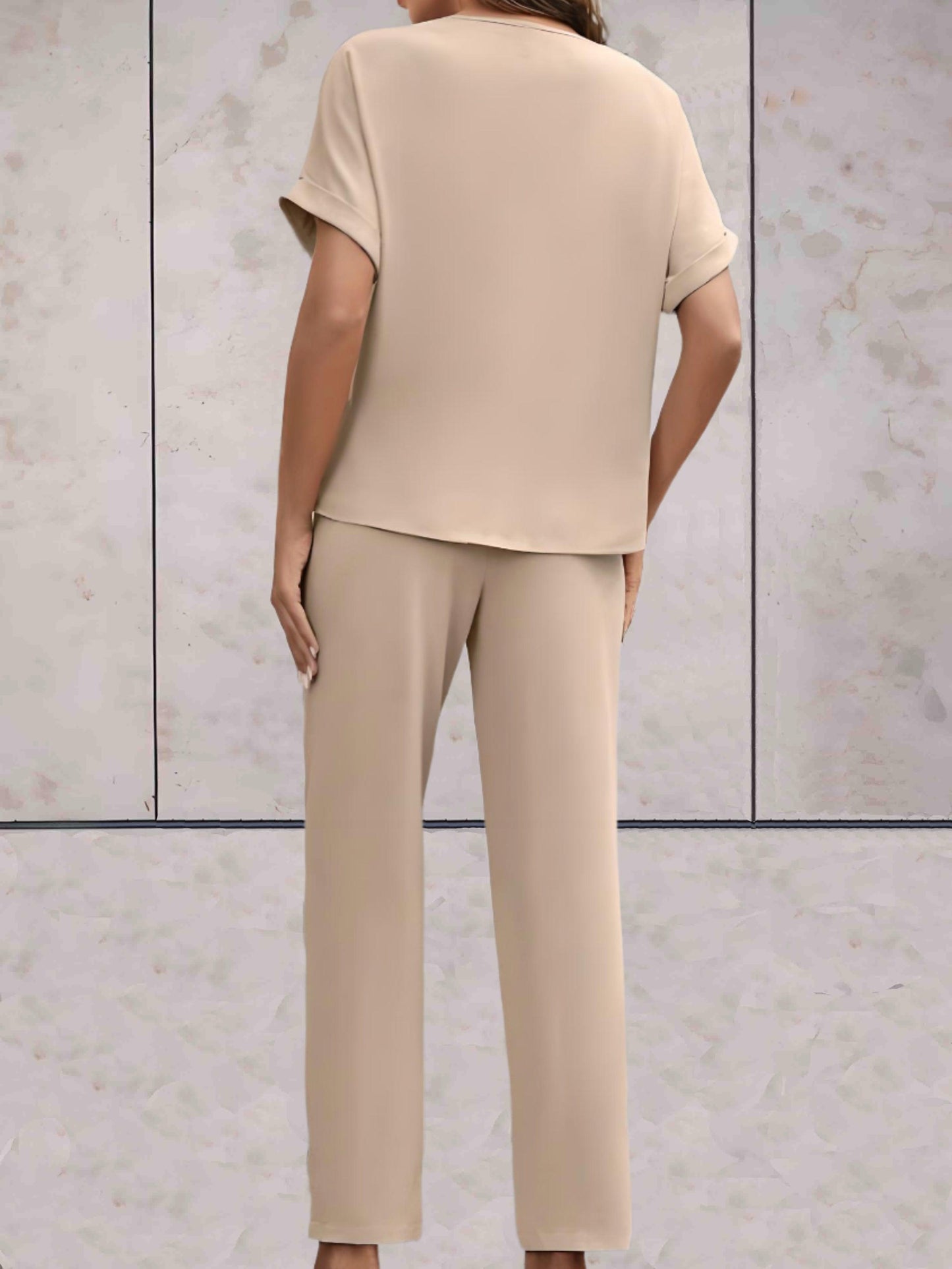 Carlotta - Effen en simpele 2-delige set met lage v-uitsnijding en korte mouwen, strikceintuur en comfortabele broek