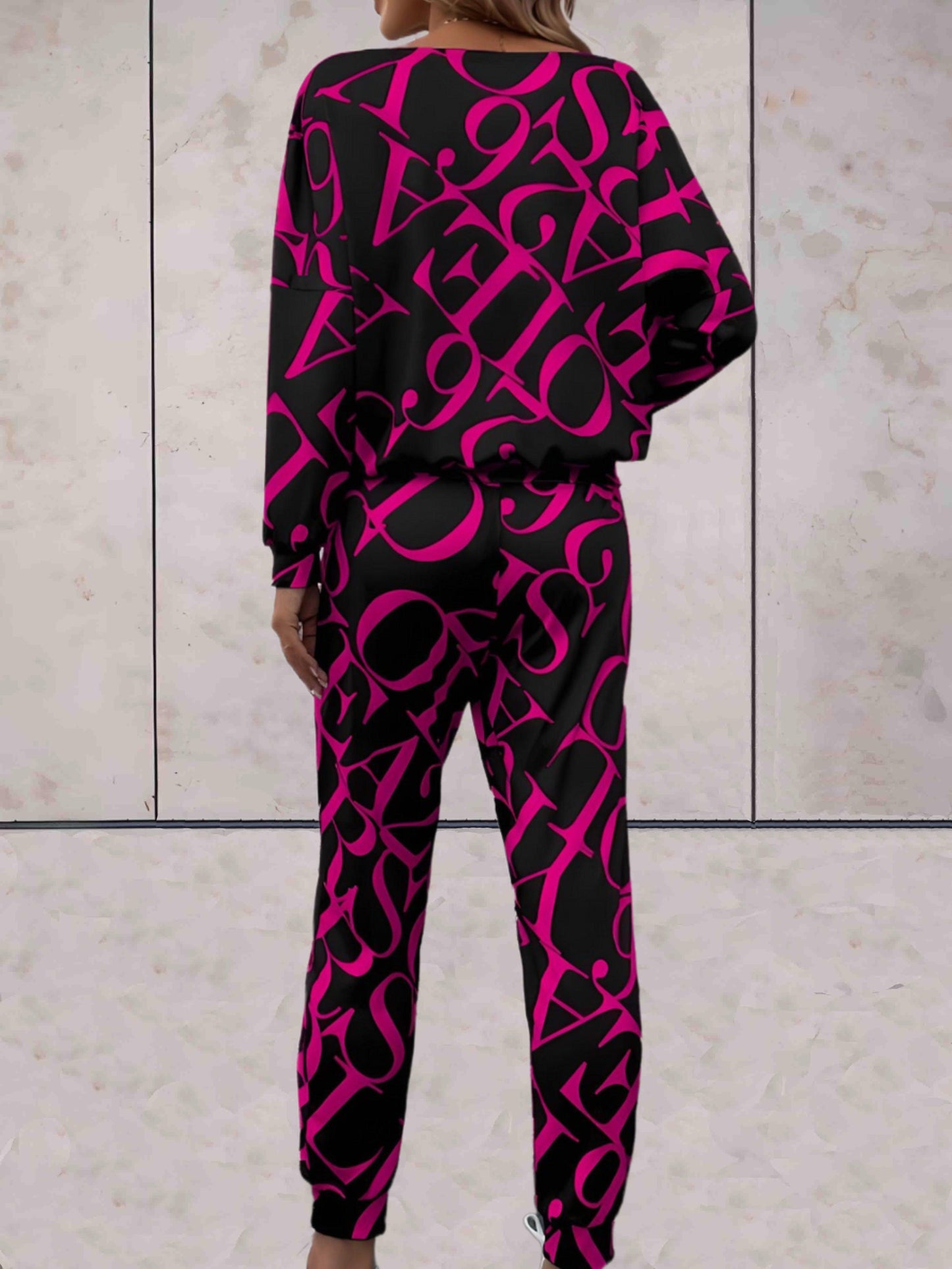 Francine -  2-delige set met oversized off-shoulder top en bijpassende broek met grote letterprints