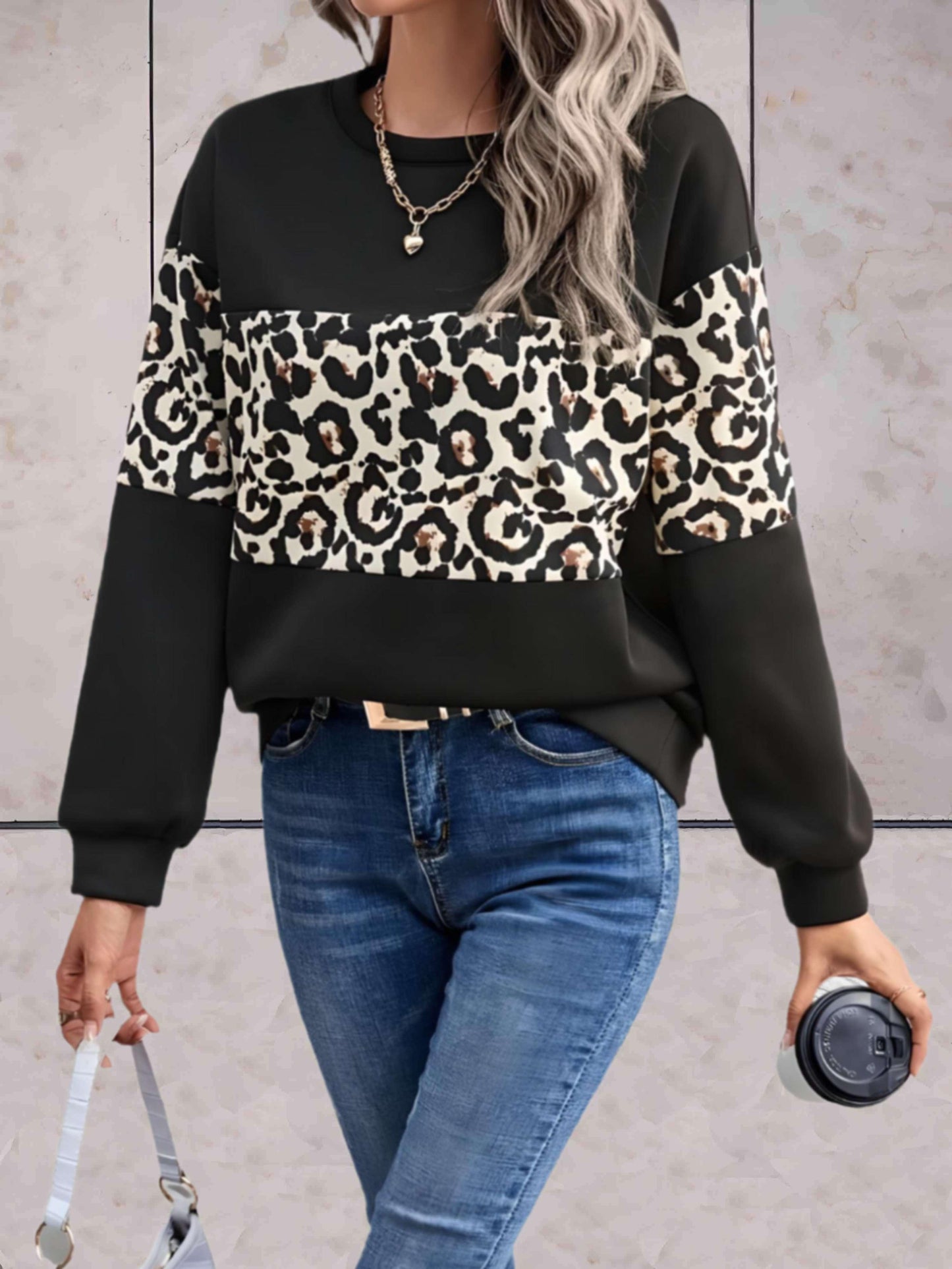 Chloe - Oversized trui met ronde hals en luipaardprint in het midden