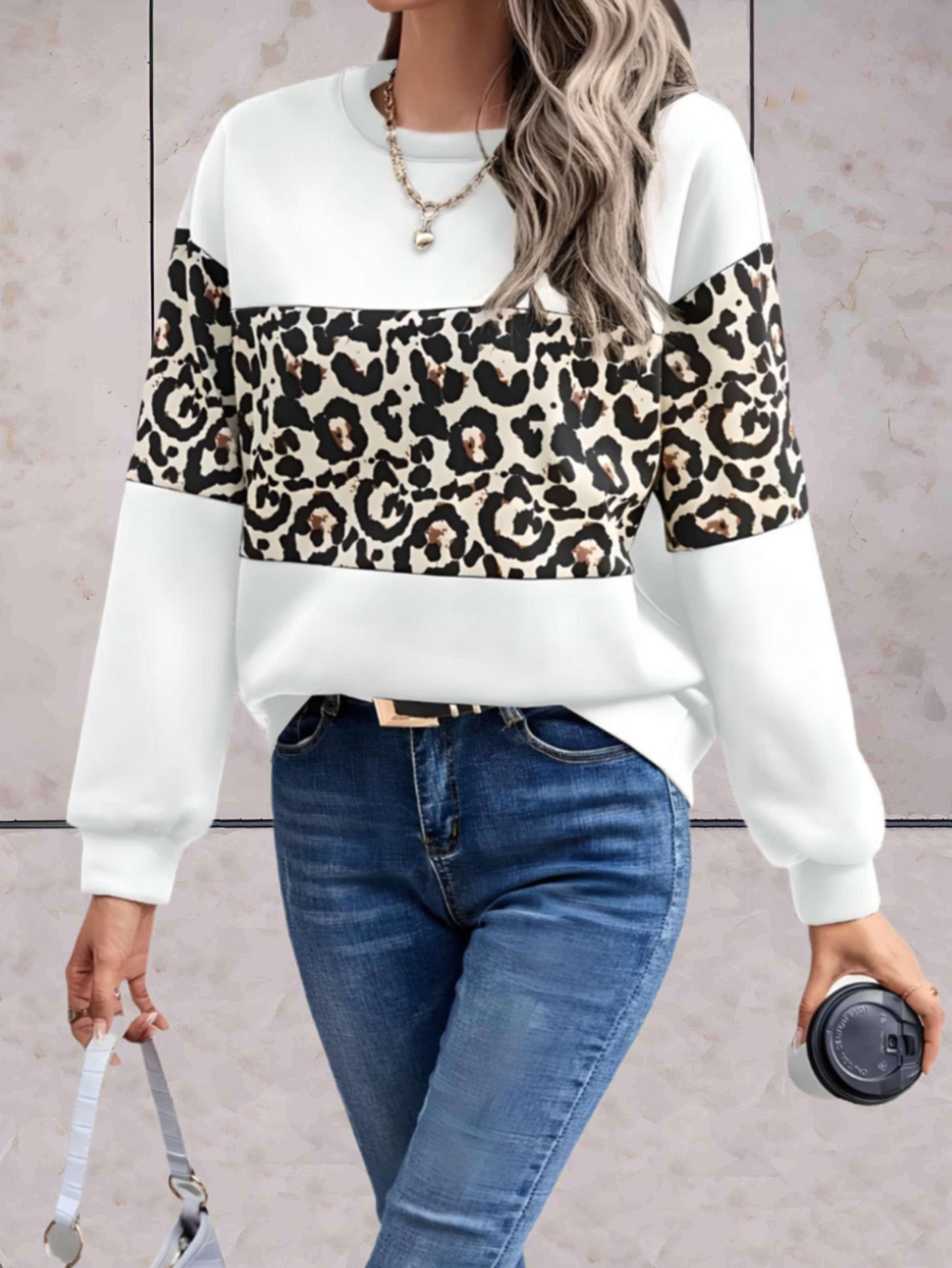 Chloe - Oversized trui met ronde hals en luipaardprint in het midden