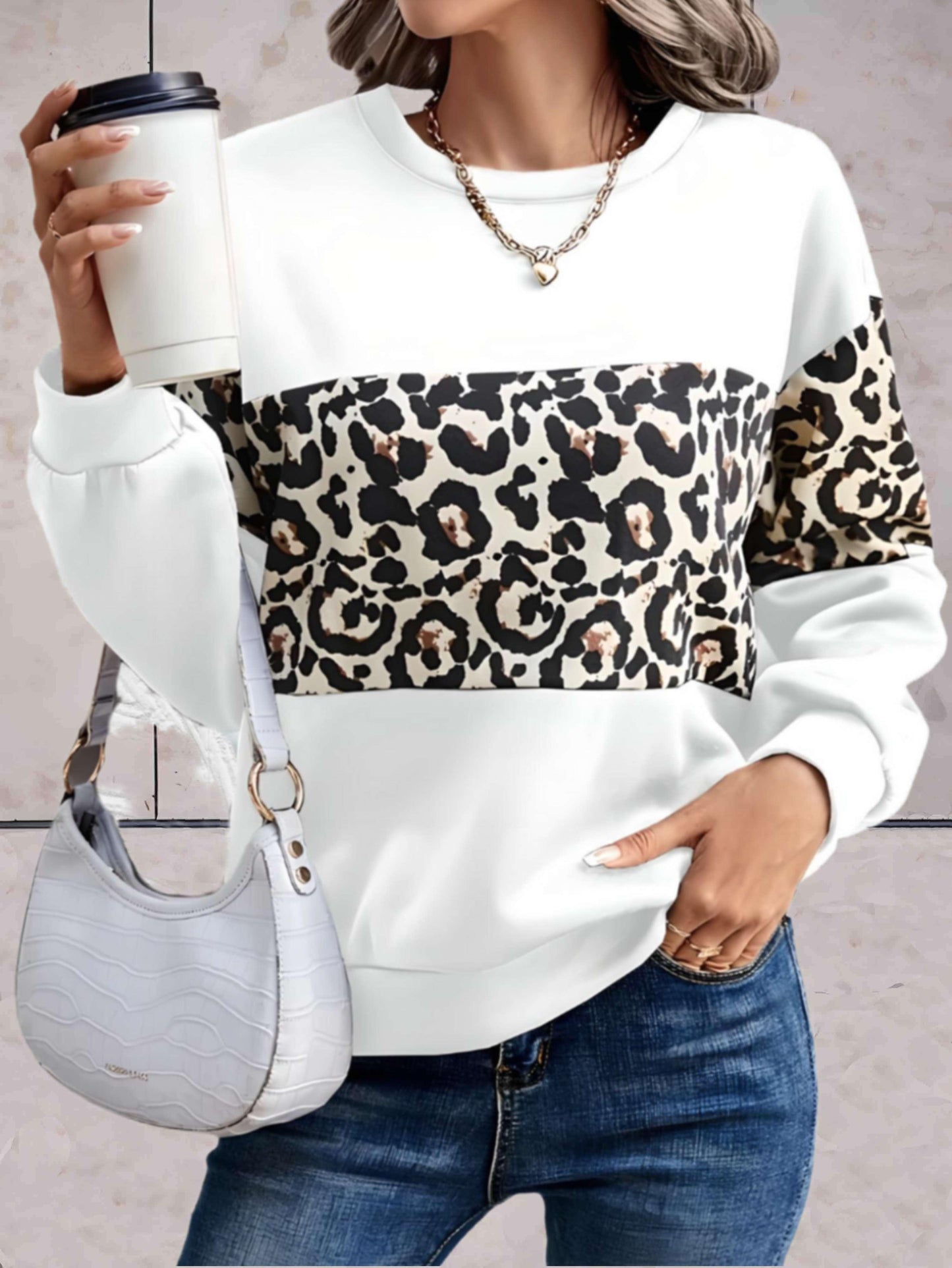 Chloe - Oversized trui met ronde hals en luipaardprint in het midden