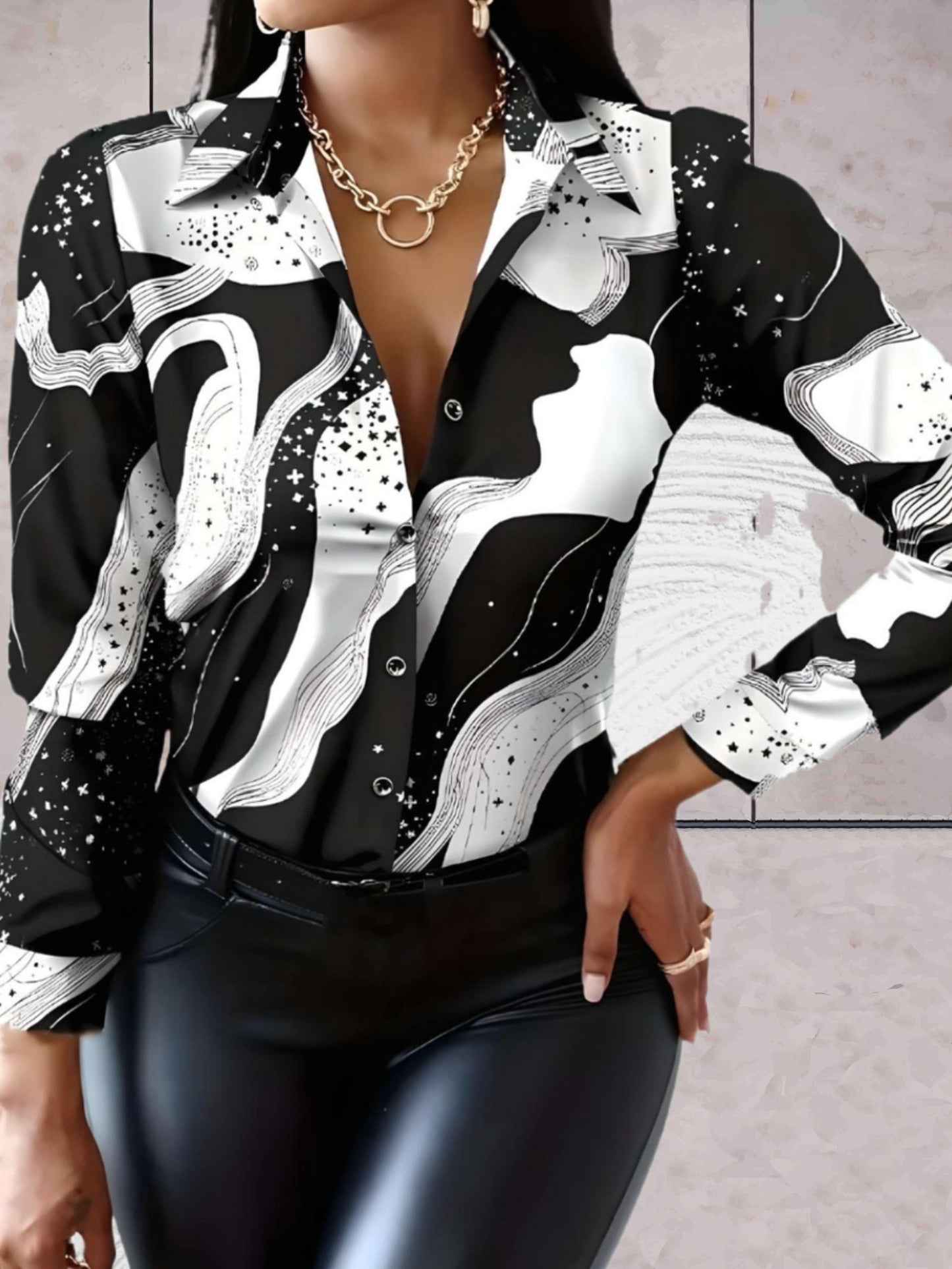 Amy -  Goed passende polotop met lage v hals en willekeurige designprint