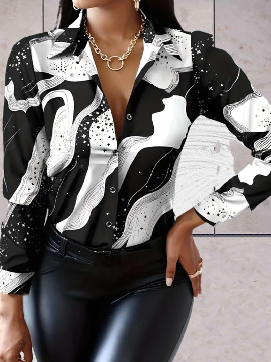 Amy -  Goed passende polotop met lage v hals en willekeurige designprint