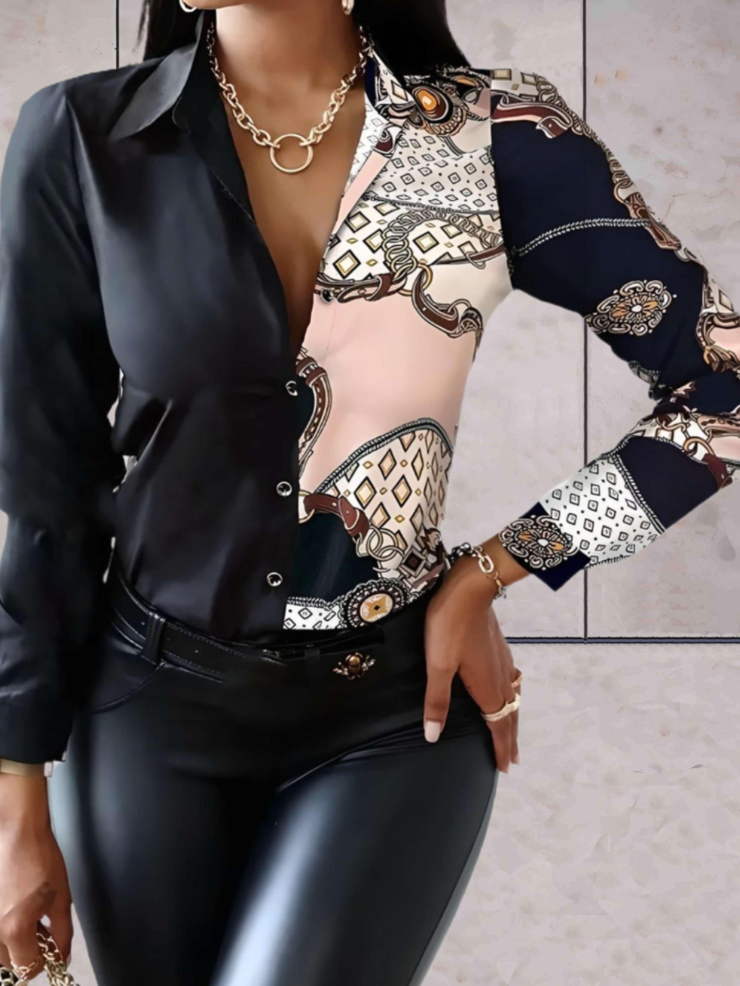 Amy -  Goed passende polotop met lage v hals en willekeurige designprint