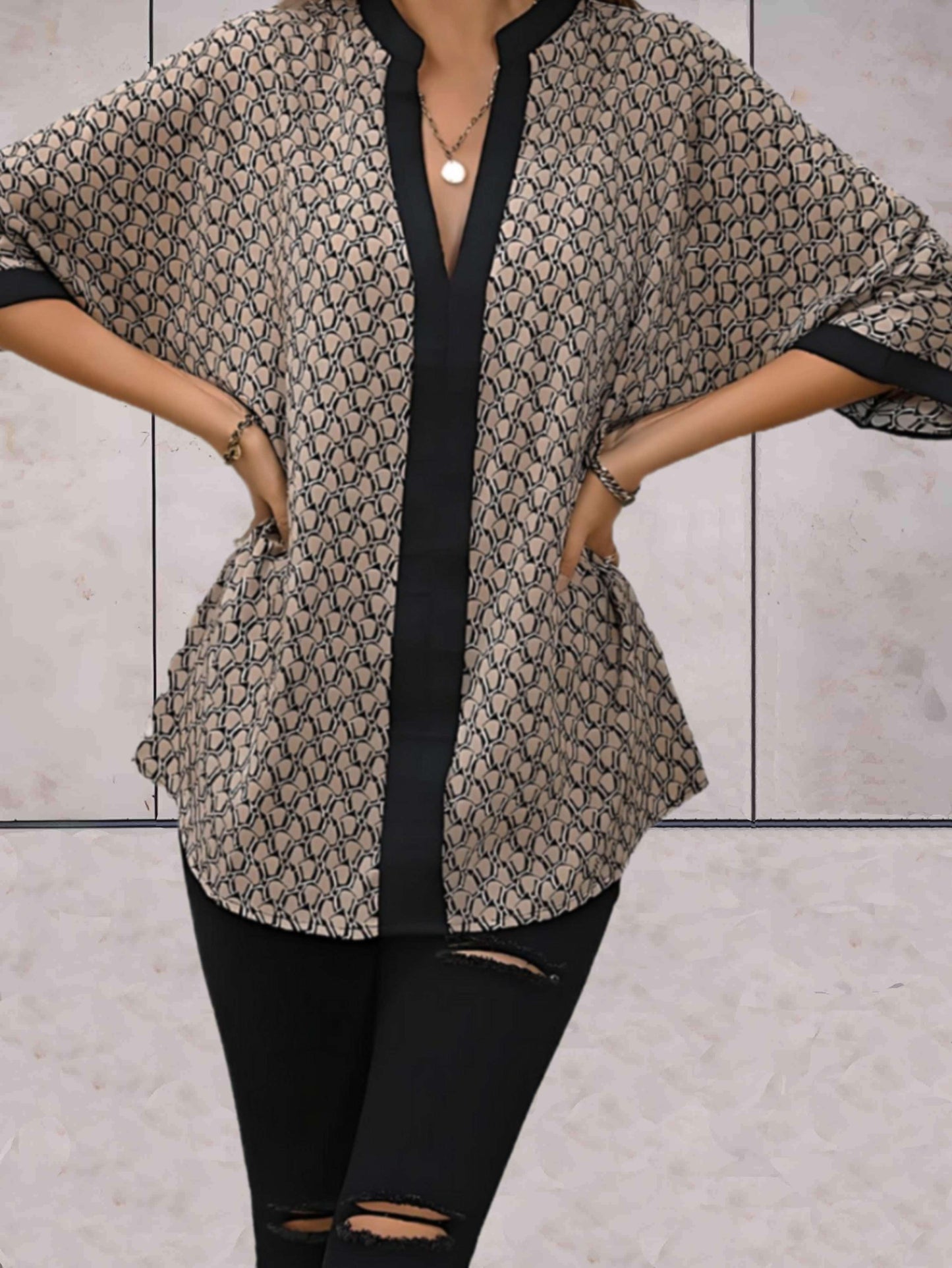 Dolores -  Beige losse top met lage v hals patroonprint en zwarte voering